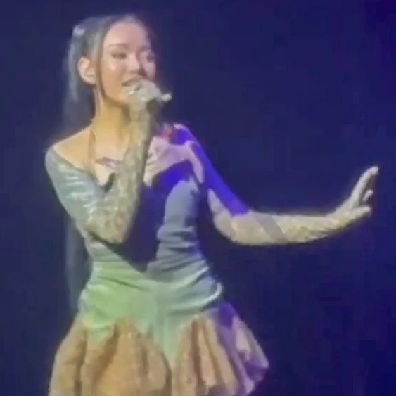Bella Poarch canta al microfono durante il Pink Aura Tour del 2024