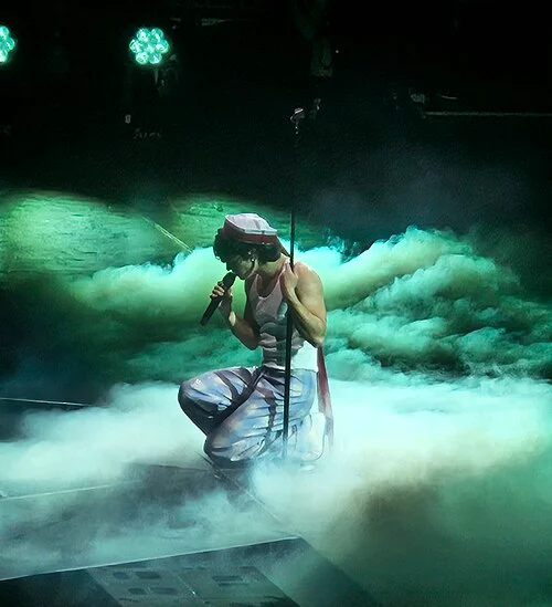 Conan Gray durante un’esibizione dal vivo