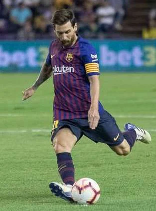 Lionel Messi calcia il pallone per il Barcellona contro il Valladolid nell’agosto 2018