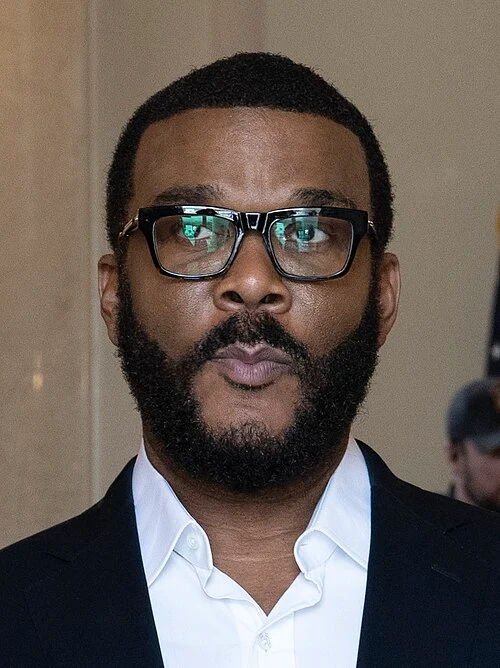 Tyler Perry in visita al cimitero nazionale di Arlington nel novembre 2024