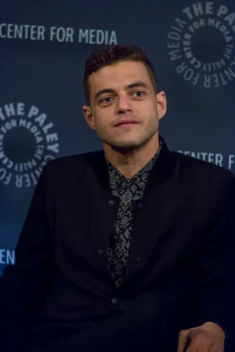 Rami Malek seduto al PaleyFest di New York nell’ottobre 2015