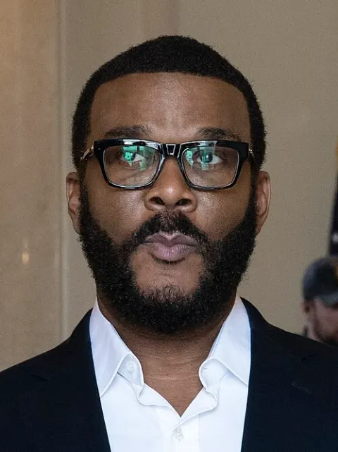 Tyler Perry in visita al cimitero nazionale di Arlington nel novembre 2024