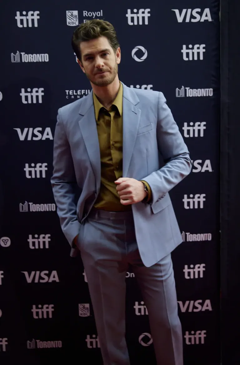 Andrew Garfield posa in un completo azzurro al Toronto International Film Festival del 2024