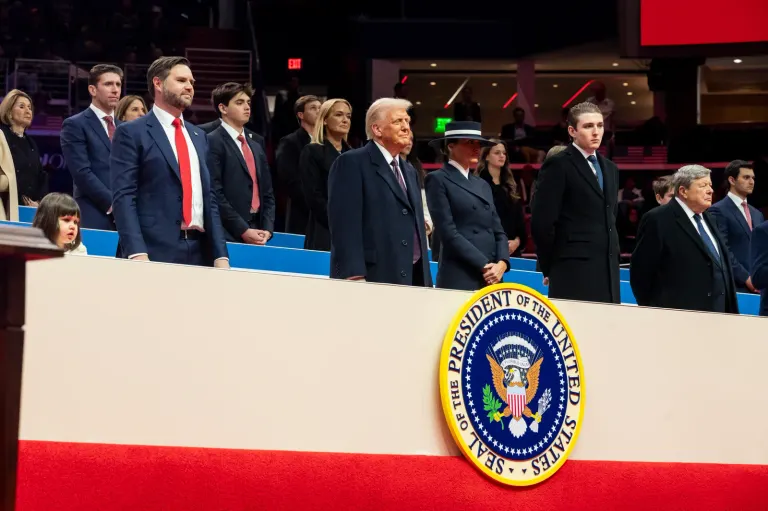 Barron Trump a destra di Donald Trump alla parata inaugurale nella Capital One Arena il 20 gennaio 2025