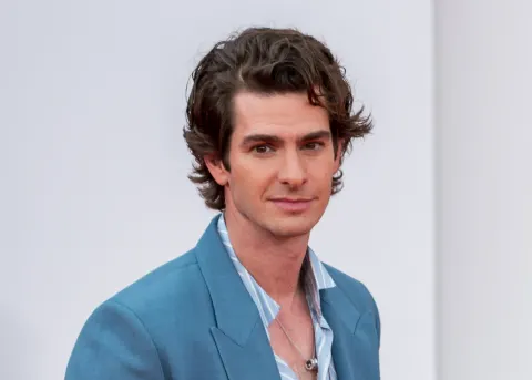 Andrew Garfield en costume bleu à la Mostra de Venise 2025