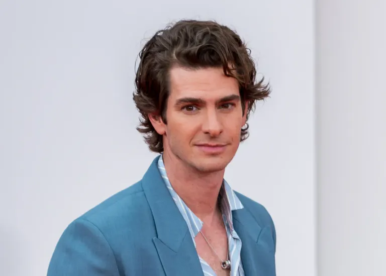 Andrew Garfield in un completo blu al Festival del cinema di Venezia del 2025