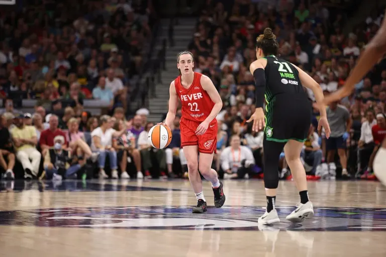 Caitlin Clark porta avanti il pallone per le Indiana Fever nel luglio 2024