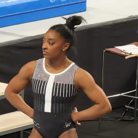 Simone Biles durante l’allenamento ai campionati statunitensi di ginnastica del 2024