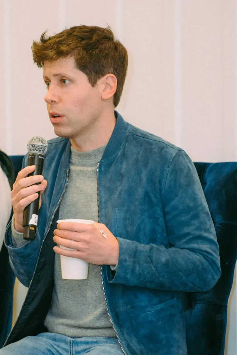 Sam Altman con un microfono durante una discussione a The Grove nel novembre 2022