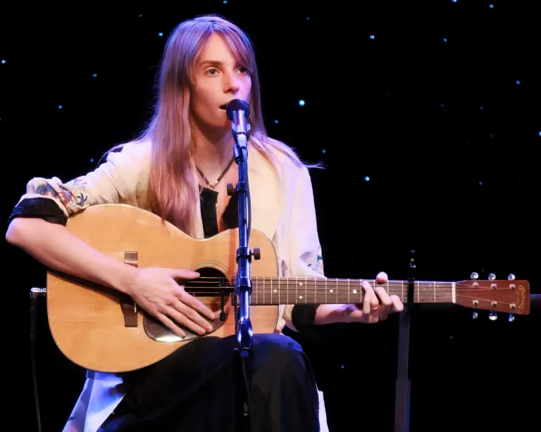 Maya Hawke canta e suona la chitarra acustica al Triple Door di Seattle nell’aprile 2026