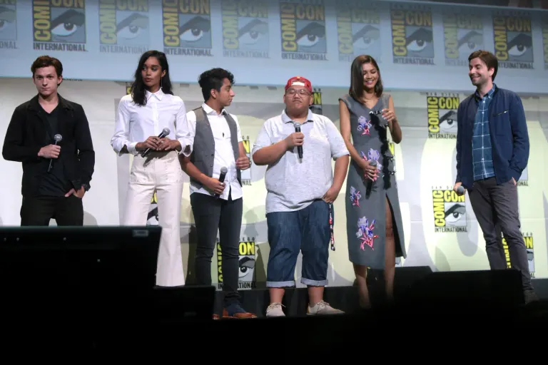 Tom Holland all’estrema sinistra e Zendaya seconda da destra con il cast di Spider-Man: Homecoming al San Diego Comic-Con nel luglio 2016