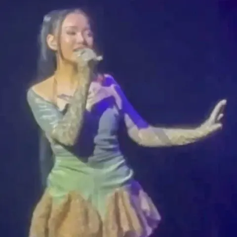 Bella Poarch chantant au micro lors du Pink Aura Tour de 2024