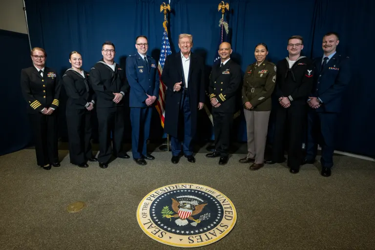 Donald Trump con personale medico militare al Walter Reed National Military Medical Center nell’aprile 2025