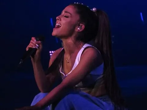 Ariana Grande in concerto durante il Dangerous Woman Tour del 2017