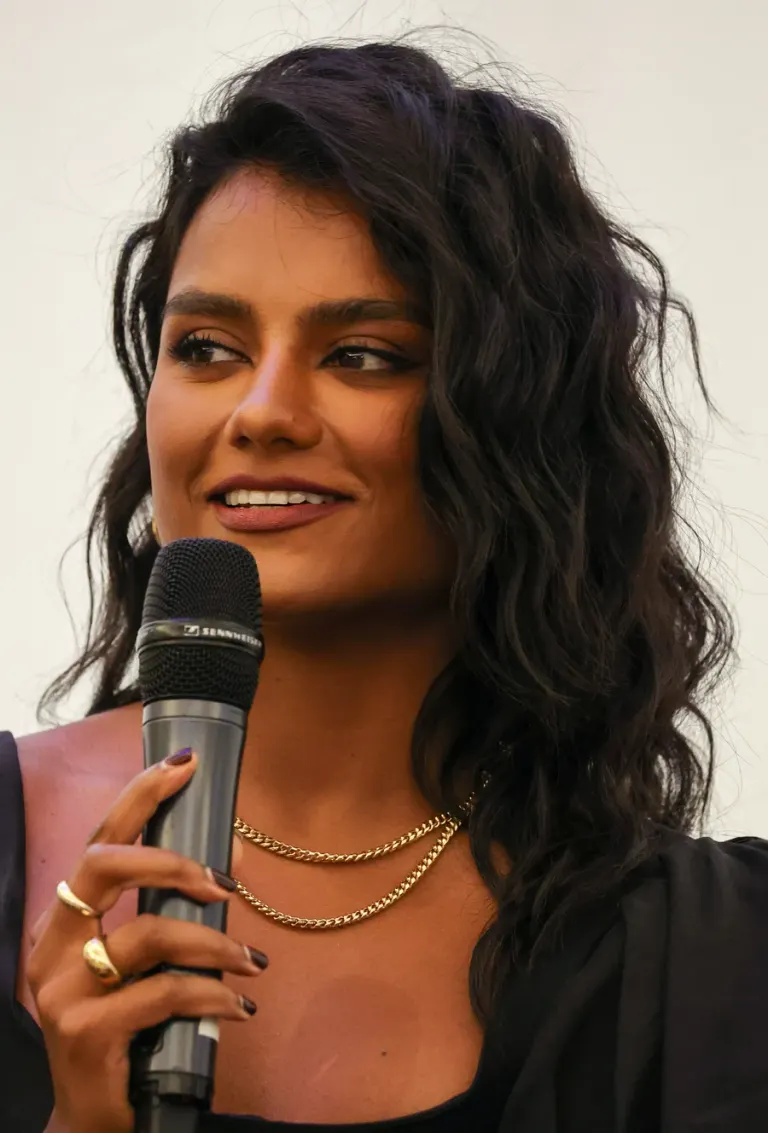 Simone Ashley con un microfono a un incontro con i fan a Londra nel settembre 2022