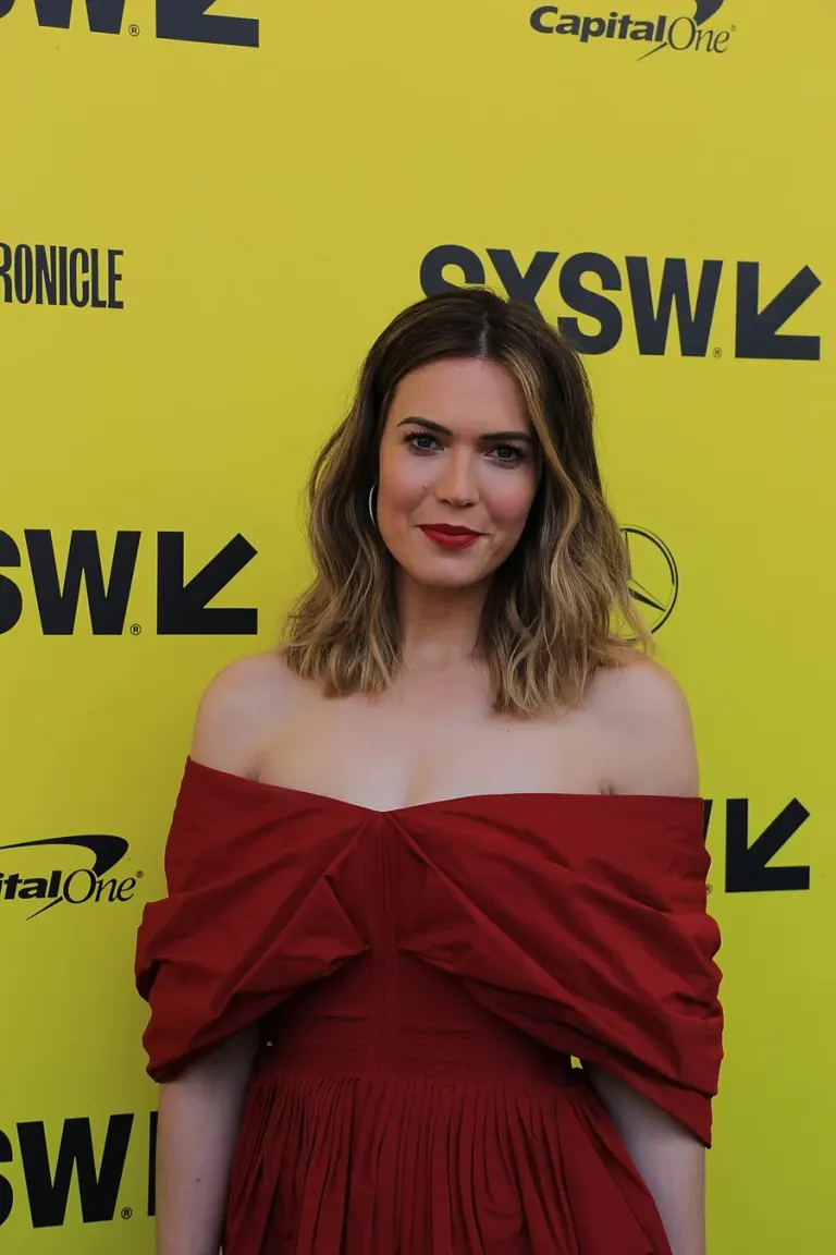 Mandy Moore davanti a uno sfondo giallo del SXSW nel marzo 2018