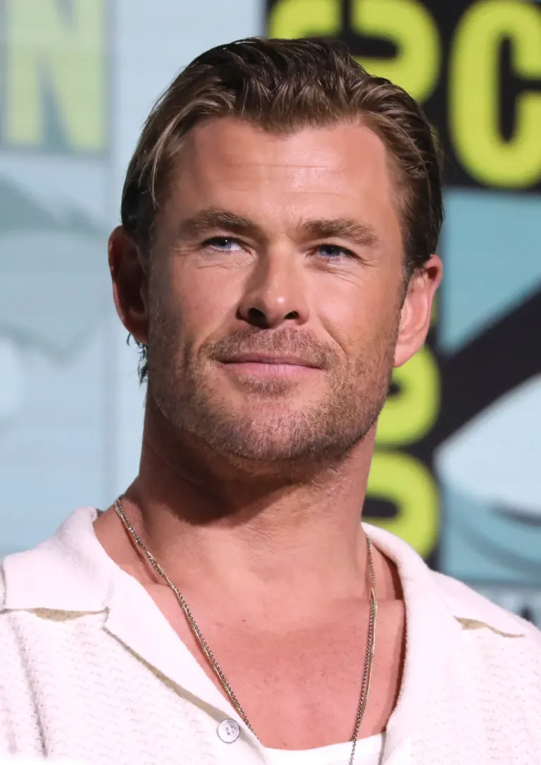 Chris Hemsworth portant une chemise blanche au col ouvert au Comic-Con de San Diego en juillet 2024