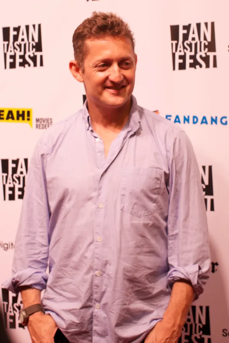Alex Winter in piedi con le mani in tasca sul tappeto rosso di Grand Piano nel 2013