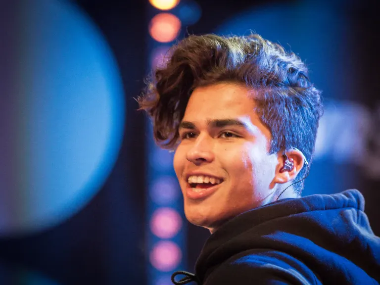 Alex Aiono sorride sul palco del SWR3 New Pop Festival nel 2017