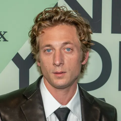 Jeremy Allen White con giacca di pelle e cravatta al New York Film Festival del 2025