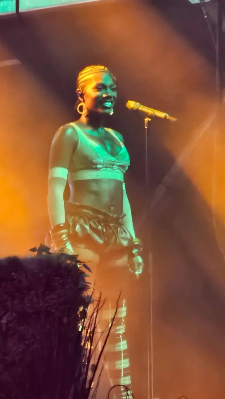 Doechii canta al microfono durante il WorldPride a Washington, D.C., nel giugno 2025