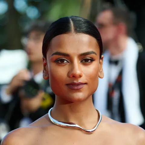 Simone Ashley portant un collier argenté au Festival de Cannes de 2025