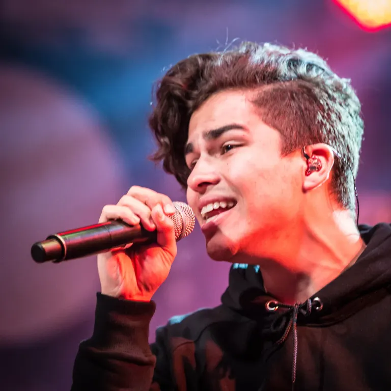 Alex Aiono chante au SWR3 New Pop Festival à Baden-Baden en 2017