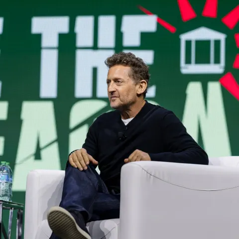 Alex Winter seduto durante un incontro sul palco alla Global Fraud Conference del 2026