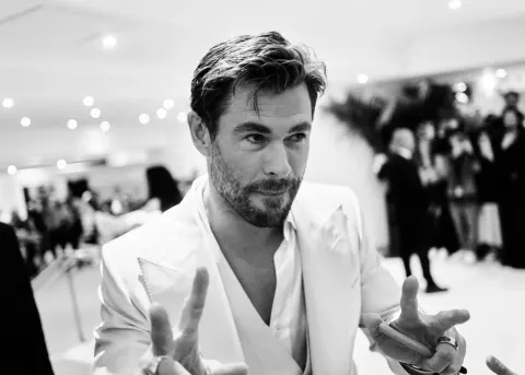 Portrait en noir et blanc de Chris Hemsworth au Festival de Cannes 2024