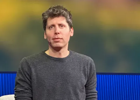 Sam Altman seduto sul palco di TED nell’aprile 2025