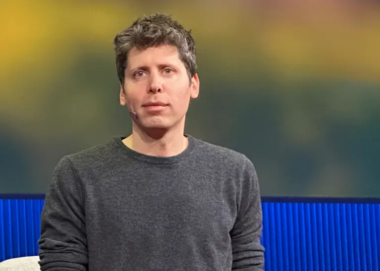 Sam Altman seduto sul palco di TED nell’aprile 2025
