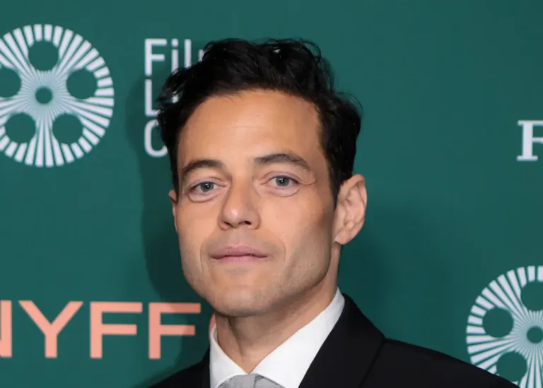 Rami Malek in completo scuro alla prima di The Man I Love al New York Film Festival 2026