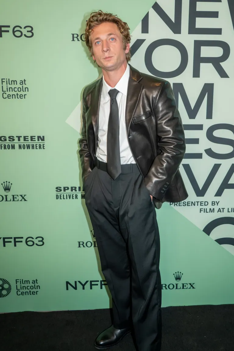 Jeremy Allen White da solo sul tappeto rosso del New York Film Festival, in giacca di pelle e pantaloni scuri, nel settembre 2025