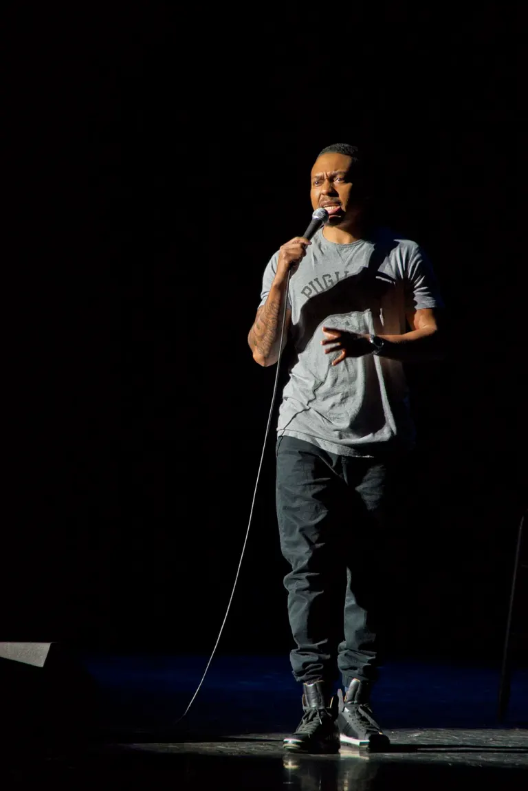 Kevin Hart parla sul palco alla Texas A&M University nel 2014