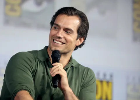 Henry Cavill tenant un microphone à la présentation de The Witcher au Comic-Con de San Diego en juillet 2019