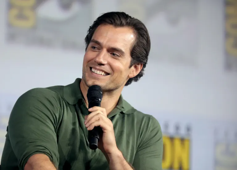 Henry Cavill tenant un microphone à la présentation de The Witcher au Comic-Con de San Diego en juillet 2019