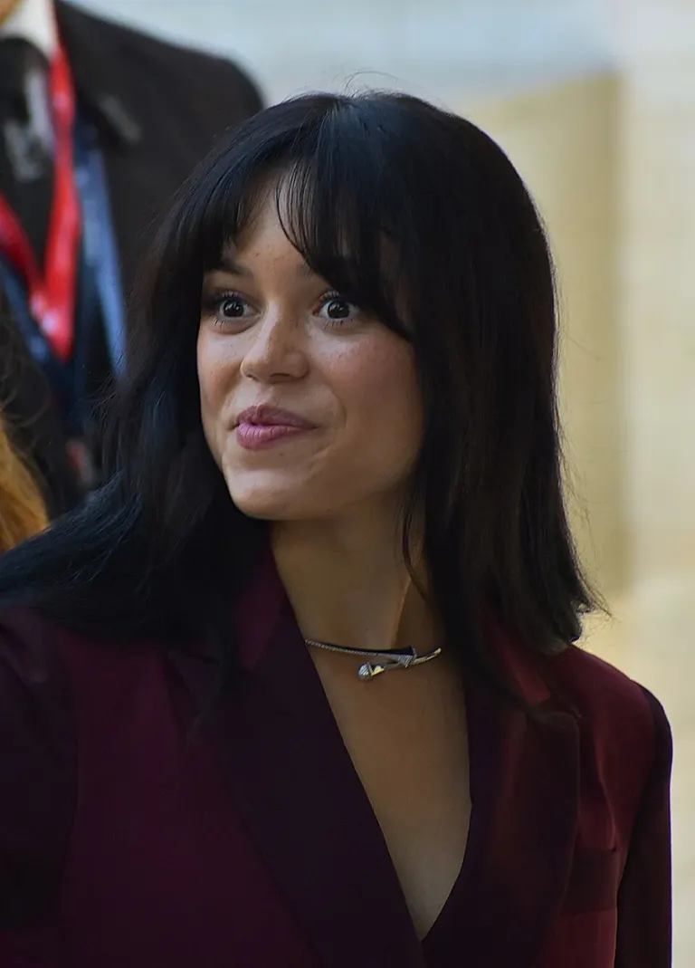 Jenna Ortega in completo bordeaux alla Mostra del Cinema di Venezia del 2024