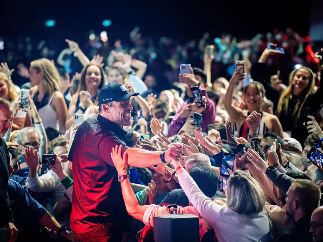 tony robbins performing